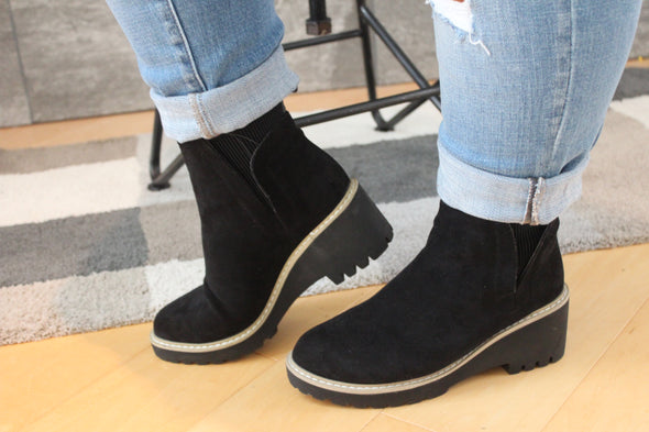 Corky's Basic Boot in Suede Black